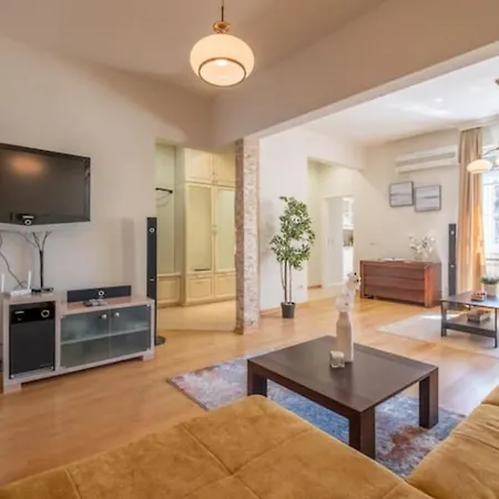 - Fabolous 1bd In Center *
